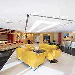 Lake View Studio Near Marina With Pool, Sauna And Gym